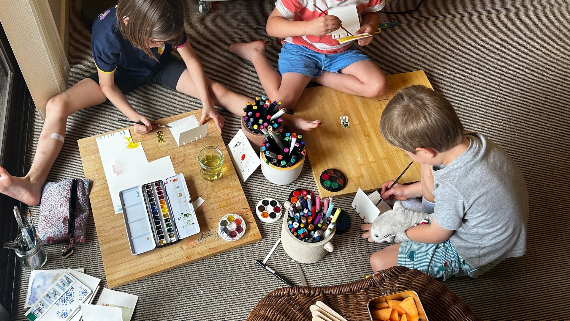 Children playing and creating together at Imaginaria Club